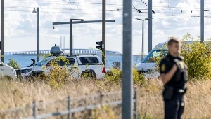 Duńska policja i służba specjalna przy lotnisku w Kopenhadze