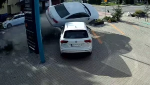 Groźne zdarzenie we Wrocławiu. Audi wykonało lot jak z filmu