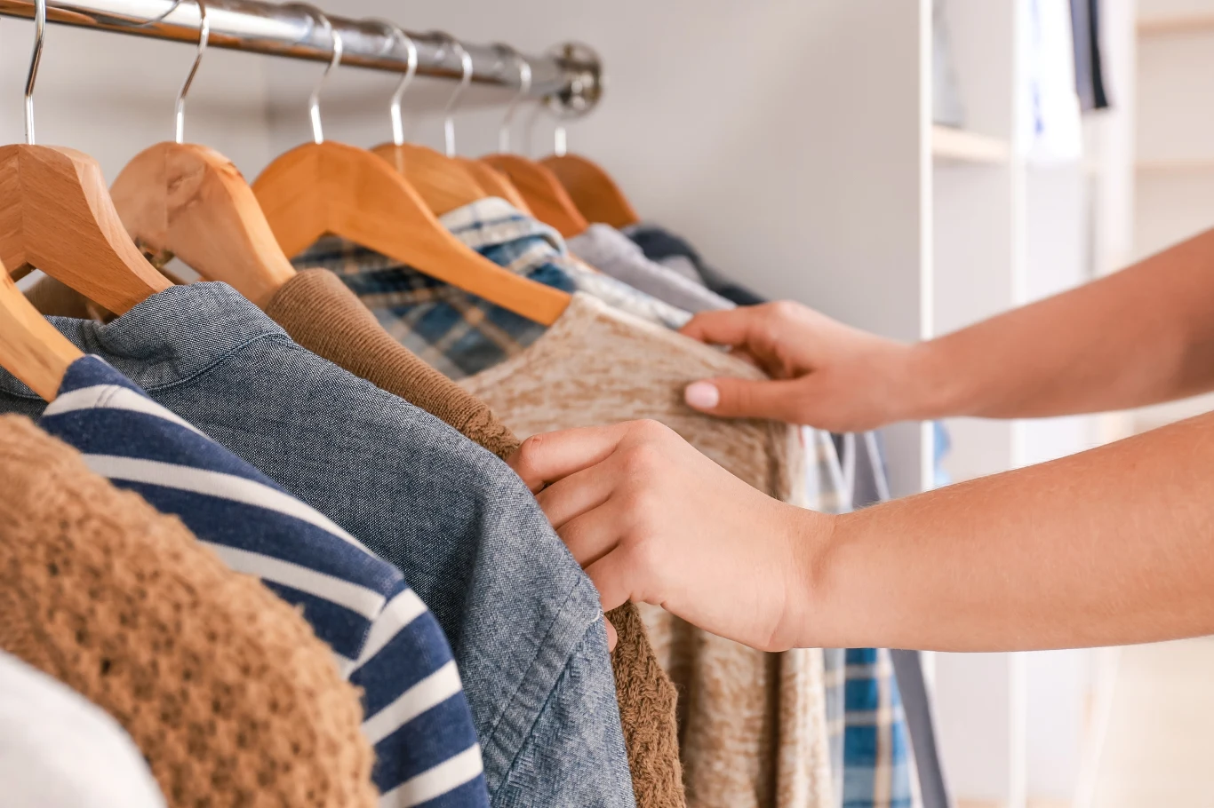 Ubrania w tych kolorach postarzają i odbierają blask. Lepiej pozbądź się ich ze swojej szafy