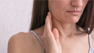 Pozycja z pochyloną głową oraz nadmiar tkanki tłuszczowej jest zauważalny na twarzy. To stąd drugi podbródek