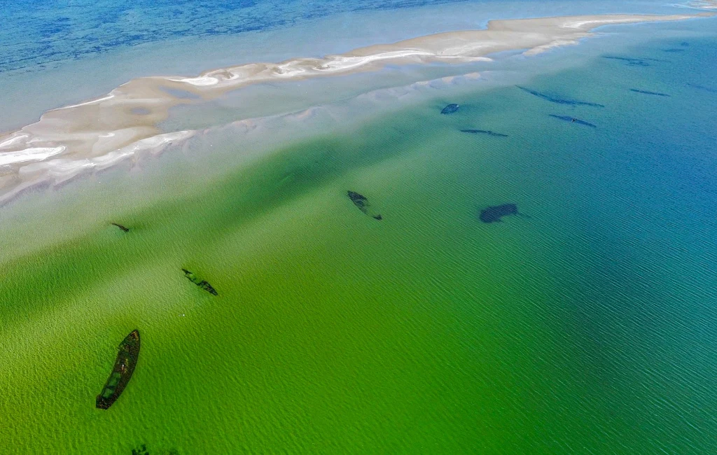 Co skrywa Morze Bałtyckie? W jego polskiej części odnaleziono już wiele rzeczy, a kolejne wciąż czekają na odkrycie. W zielono-niebieskiej wodzie w pobliżu piaszczystej łachy widoczne są wraki kilku zatopionych statków leżących tuż pod powierzchnią.