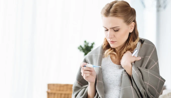 Babcine sposoby na jesienne przeziębienie. Które naprawdę działają?