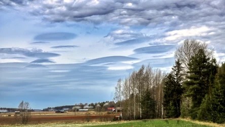 Zaskakujący widok na horyzoncie — to nie UFO, a chmury soczewkowe