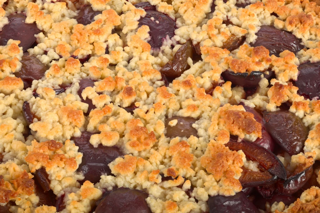 Śliwki pod kruszonką to błyskawiczny deser, który zachwyci cię smakiem