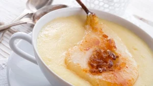 Ugotowana na gęsto na mleko kasza manna z odrobiną cukru i masła to pożywny posiłek dobrze znany z dzieciństwa