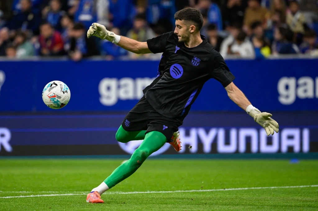 Joan Garcia o konfrontacji z beniaminkiem będzie chciał jak najszybciej zapomnieć Bramkarz w sportowym stroju podczas dynamicznego wykopu piłki na stadionie, w tle rozmyta publiczność oraz reklamy na bandach.