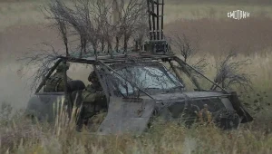 Cywilne auto, siatka i gałęzie. Wojenny "Mad Max" po rosyjsku