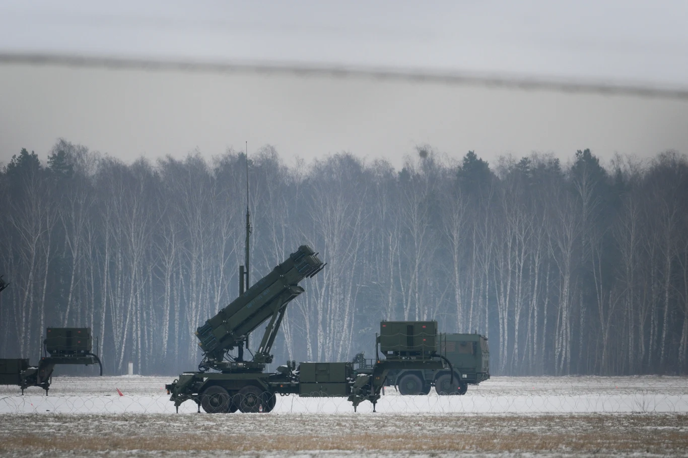 Obecnie w Polsce są dwie baterie systemów Patriot. Znajdują się na wyposażeniu 37 Dywizjonu Rakietowego Obrony Powietrznej z 3. Warszawskiej Brygady Rakietowej. Jej zadaniem jest obrona powietrzna stolicy. Samobieżny zestaw rakietowy ustawiony na zaśnieżonym terenie z lasem w tle, w pobliżu ciemnozielone ciężarówki wojskowe.