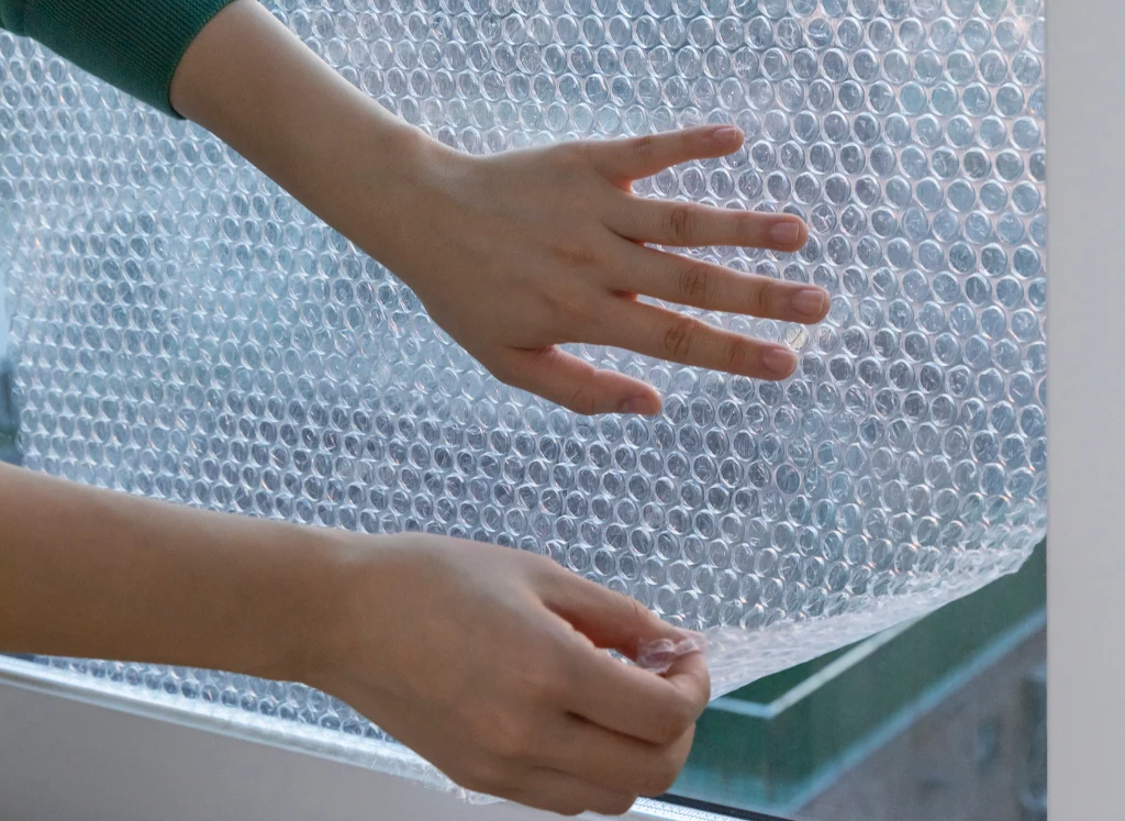 Folia bąbelkowa na okna. To sposób na mniejsze rachunki za ogrzewanie. Folia bąbelkowa na okna. To sposób na mniejsze rachunki za ogrzewanie.