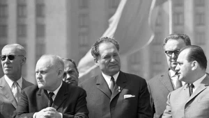 Plac Defilad, Warszawa 1969 rok. N/z (pierwszy rząd, L-P): przewodniczący Centralnej Komisji Kontroli Partyjnej PZPR Zenon Nowak, minister przemysłu cieżkiego Franciszek Kaim, członek KC PZPR Mieczysław Moczar (w środku kadru), zastępca członka Biura Politycznego KC Jan Szydlak