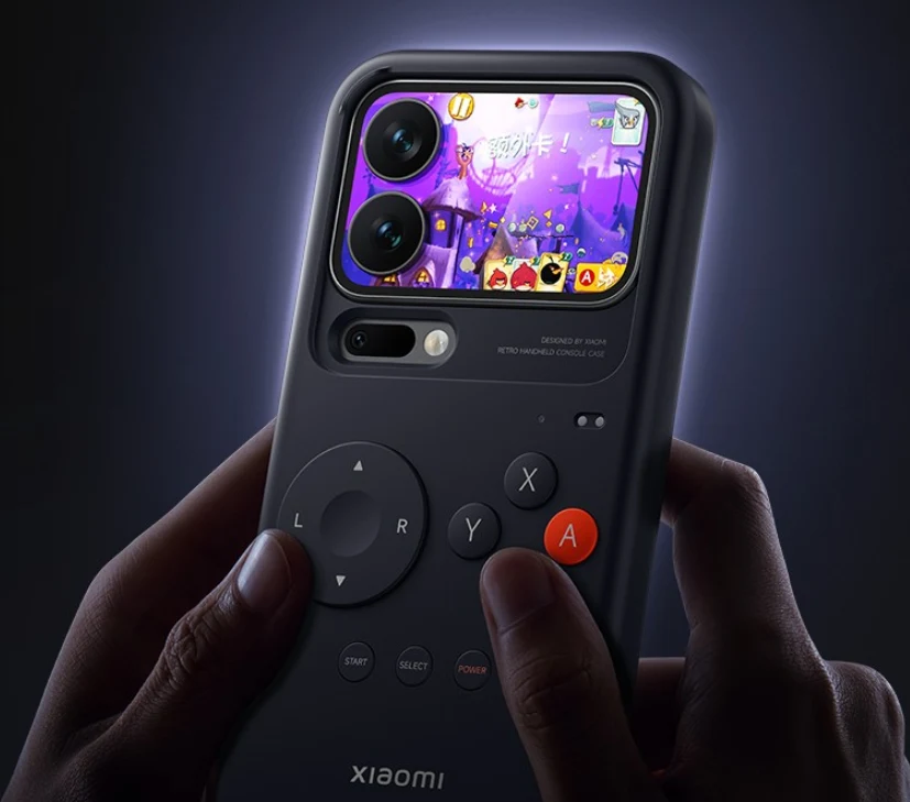 Nowoczesny smartfon marki Xiaomi wyposażony w akcesorium przypominające pada do gier, z wyświetlaczem na tylnym panelu pokazującym kolorową grę zręcznościową.