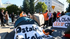 Aktywiści Ostatniego Pokolenia protestują pod Sejmem. Rozłożyli namioty