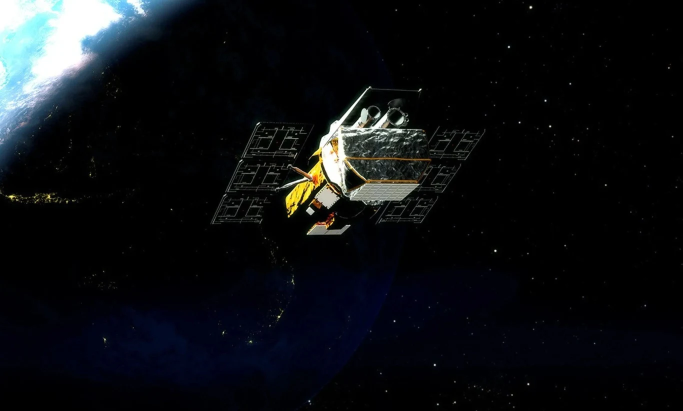 NASa uratuje teleskop Swift. Takiej misji jeszcze nie było. Sztuczny satelita z rozłożonymi panelami słonecznymi unosi się na tle ciemnej przestrzeni kosmicznej, w lewym górnym rogu widoczna fragmentarycznie Ziemia oświetlona światłem słonecznym.