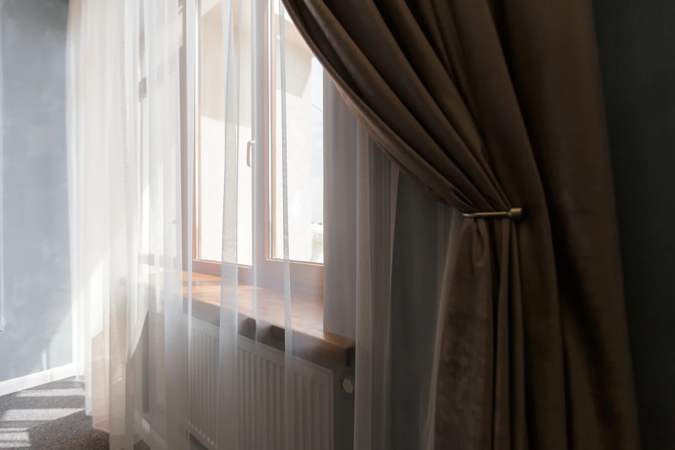 Firanki, zasłony i meble, które zasłaniają grzejniki pochłaniają ciepło i blokują jego swobodny przepływ