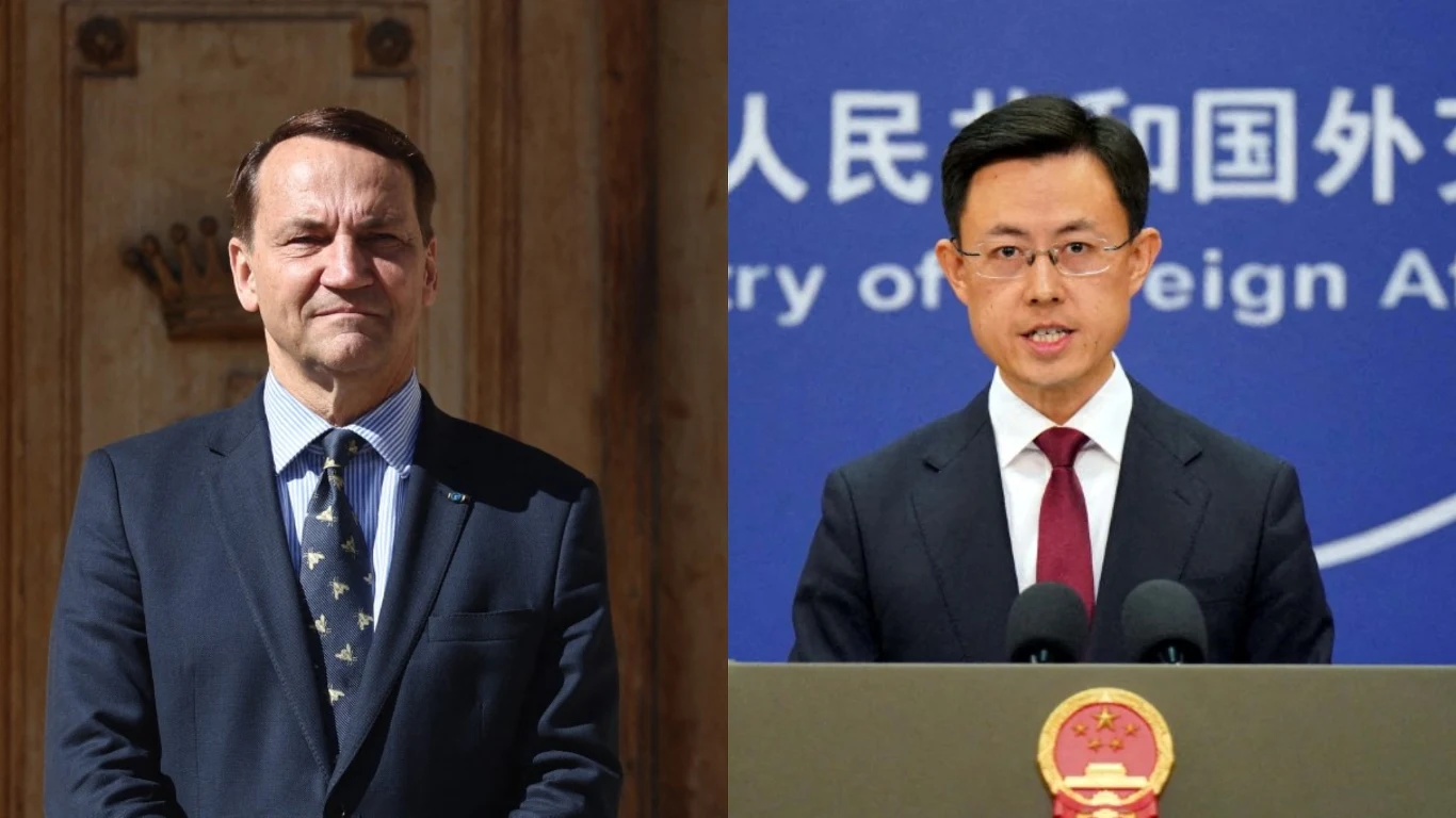 Radosław Sikorski i rzecznik chińskiego MSZ Guo Jiakun Po lewej stronie mężczyzna w garniturze stoi na tle drewnianych drzwi, po prawej mężczyzna w ciemnym garniturze i okularach stoi przed mikrofonami na tle niebieskiego baneru z chińskimi napisami.