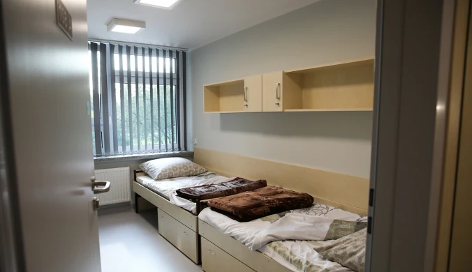 Wstajesz, siadasz na łóżku i stykasz się z kolegą kolanami. To straszne