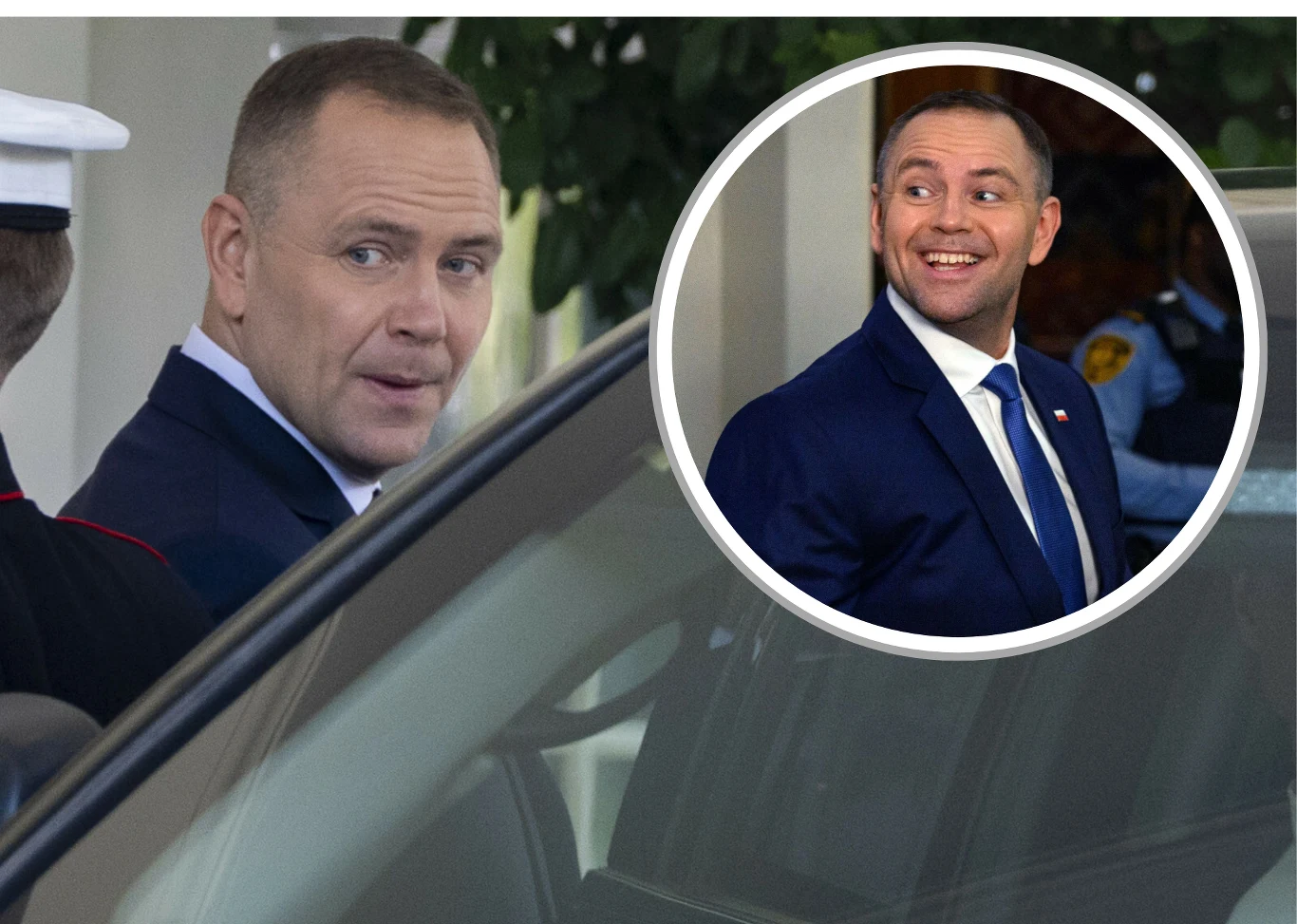 Mężczyzna w garniturze wychodzi z samochodu, drugi mężczyzna w garniturze uśmiecha się w osobnym okrągłym kadrze, w tle marynarz w białej czapce oraz drzwi budynku.