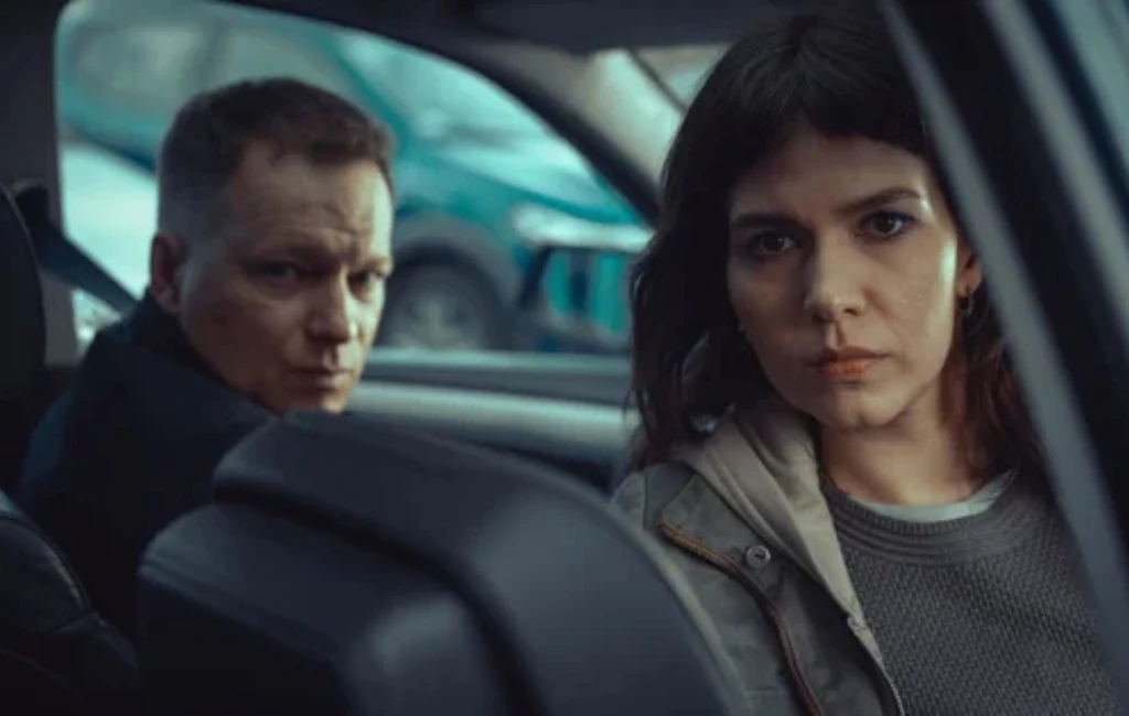 6 października – tego dnia dodane zostaną dwa pierwsze odcinki serialu, kolejne będą trafiać wyłącznie do SkyShowtime co tydzień. Dwie zamyślone osoby siedzą w samochodzie na tylnej kanapie, patrzące poważnie w kierunku obiektywu, w tle rozmyty widok przez szybę.