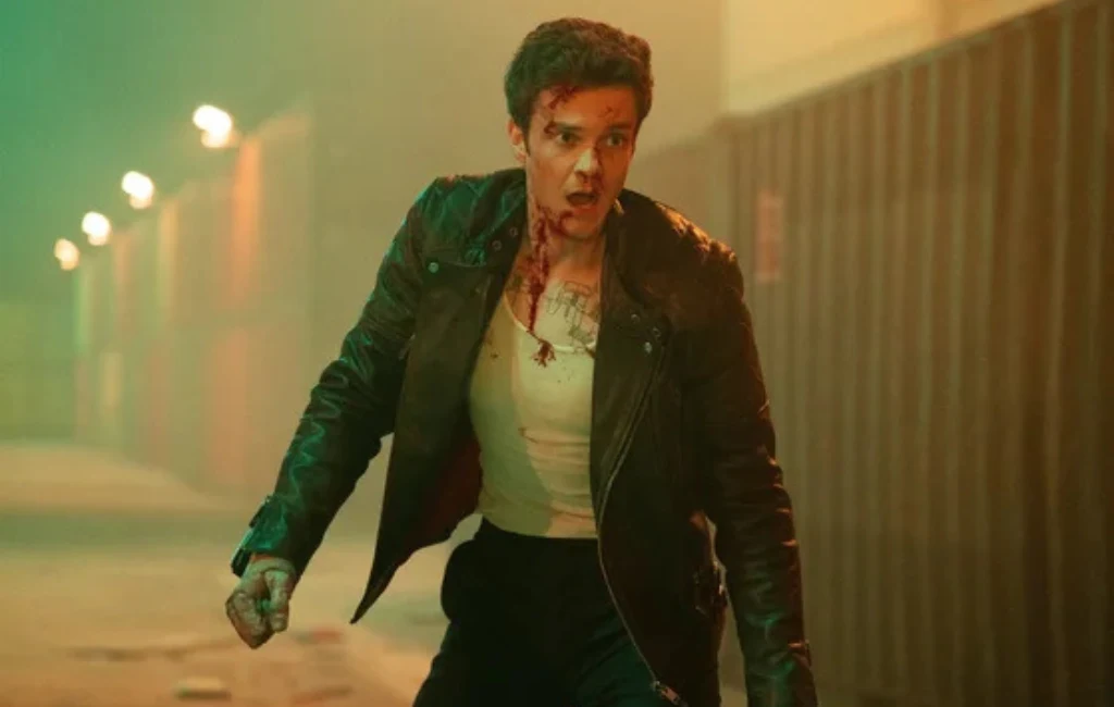 W "Nowokainie" występują Jack Quaid, Amber Midthunder, Ray Nicholson, Betty Gabriel, Matt Walsh oraz Jacob Batalon. Mężczyzna z zakrwawioną twarzą i szyją w skórzanej kurtce oraz białej koszulce stoi w ciemnym, oświetlonym światłem ulicznym otoczeniu i wygląda na zaniepokojonego lub rozgniewanego.