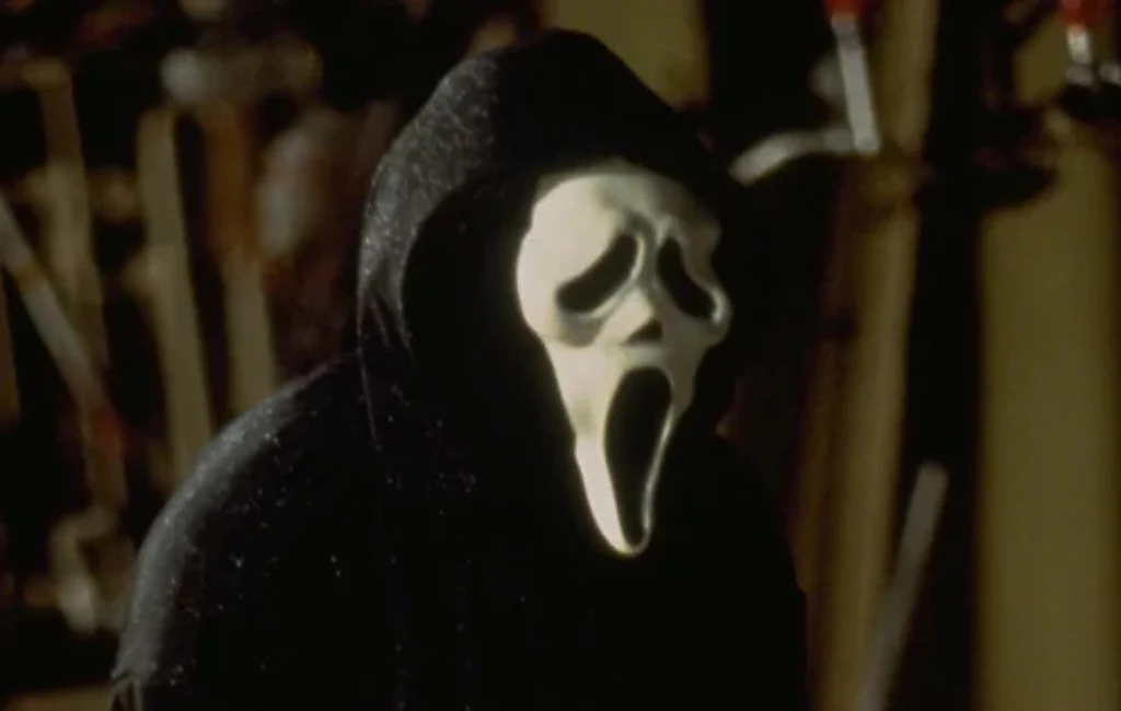 "Krzyk" to klasyk. Serwis SkyShowtime ma w swojej bibliotece filmy z tej serii. Osoba w czarnej pelerynie z białą maską o wykrzywionym w grymasie przerażenia wyrazie twarzy, charakterystyczna dla filmów grozy.