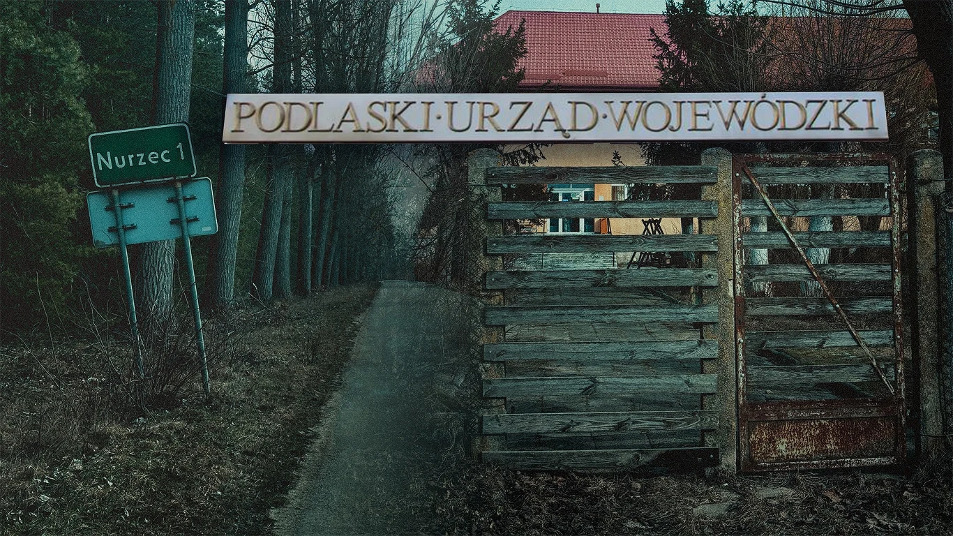 Podlaski Urząd Wojewódzki przeprowadził kolejną kontrolę w domu opieki Jesień Podlasia w Nurcu Zniszczona, drewniana brama z tablicą 'Podlaski Urząd Wojewódzki', prowadząca na teren zarośnięty, na której widnieje także przekrzywiony znak drogowy z napisem 'Nurzec 1'; w tle widoczny stary budynek i drzewa uzbrojone w liście po zimie.