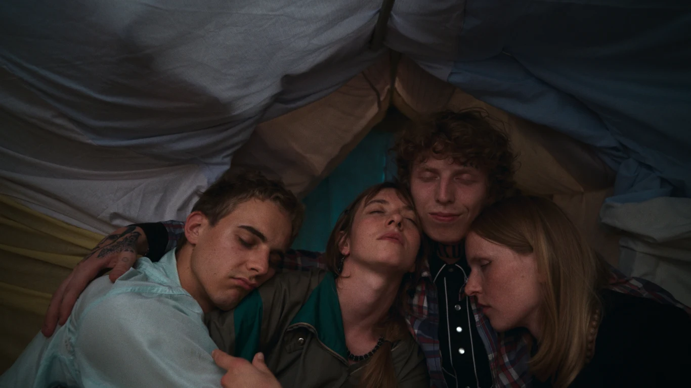 Bartosz Deklewa, Izabella Dudziak, Tymoteusz Rożynek i Karolina Rzepa w filmie "Nie ma duchów w mieszkaniu na Dobrej"