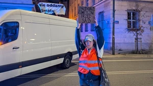 Wiejska stanęła. Ostatnie Pokolenie zablokowało wyjazd z Sejmu posłom