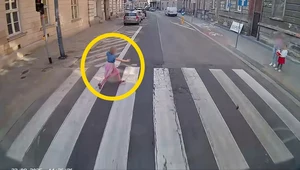 Dziecko wbiegło wprost pod autobus. Rodzice nie zdążyli zareagować