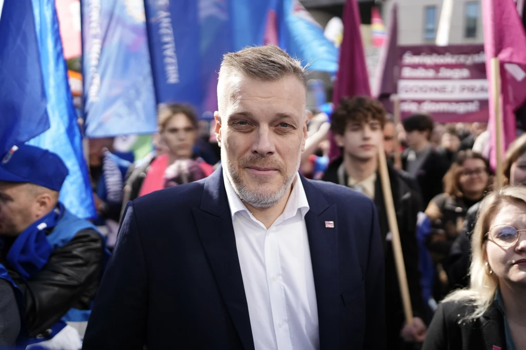 Obecny na Marszu Niezadowolenia Adrian Zandberg wyraził oburzenie z powodu braku realnych podwyżek w budżetówce na 2026 rok