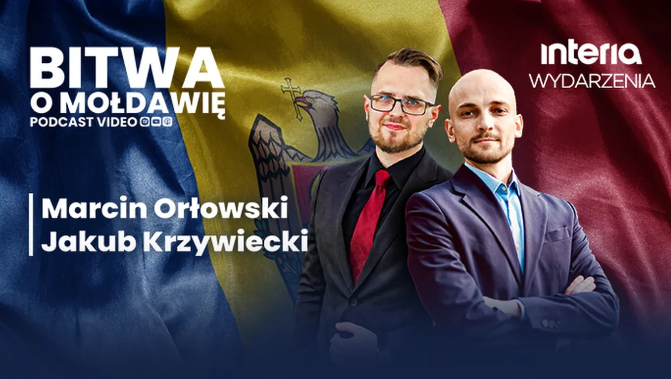 Dwóch elegancko ubranych mężczyzn na tle flagi Mołdawii, z nazwiskami Marcin Orłowski i Jakub Krzywiecki, logo serwisu Interia oraz tytułem podcastu Bitwa o Mołdawię.