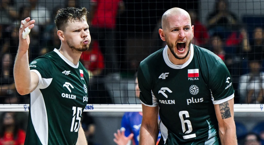 Dwóch siatkarzy reprezentacji Polski w zielonych strojach okazuje silne emocje podczas meczu; jeden z nich jest wyraźnie podekscytowany, drugi gestykuluje ręką, w tle siatka i rozmazani kibice.