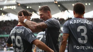 Mileta Rajović (w środku) już w 4. minucie otworzył wynik spotkania strzałem z rzutu karnego