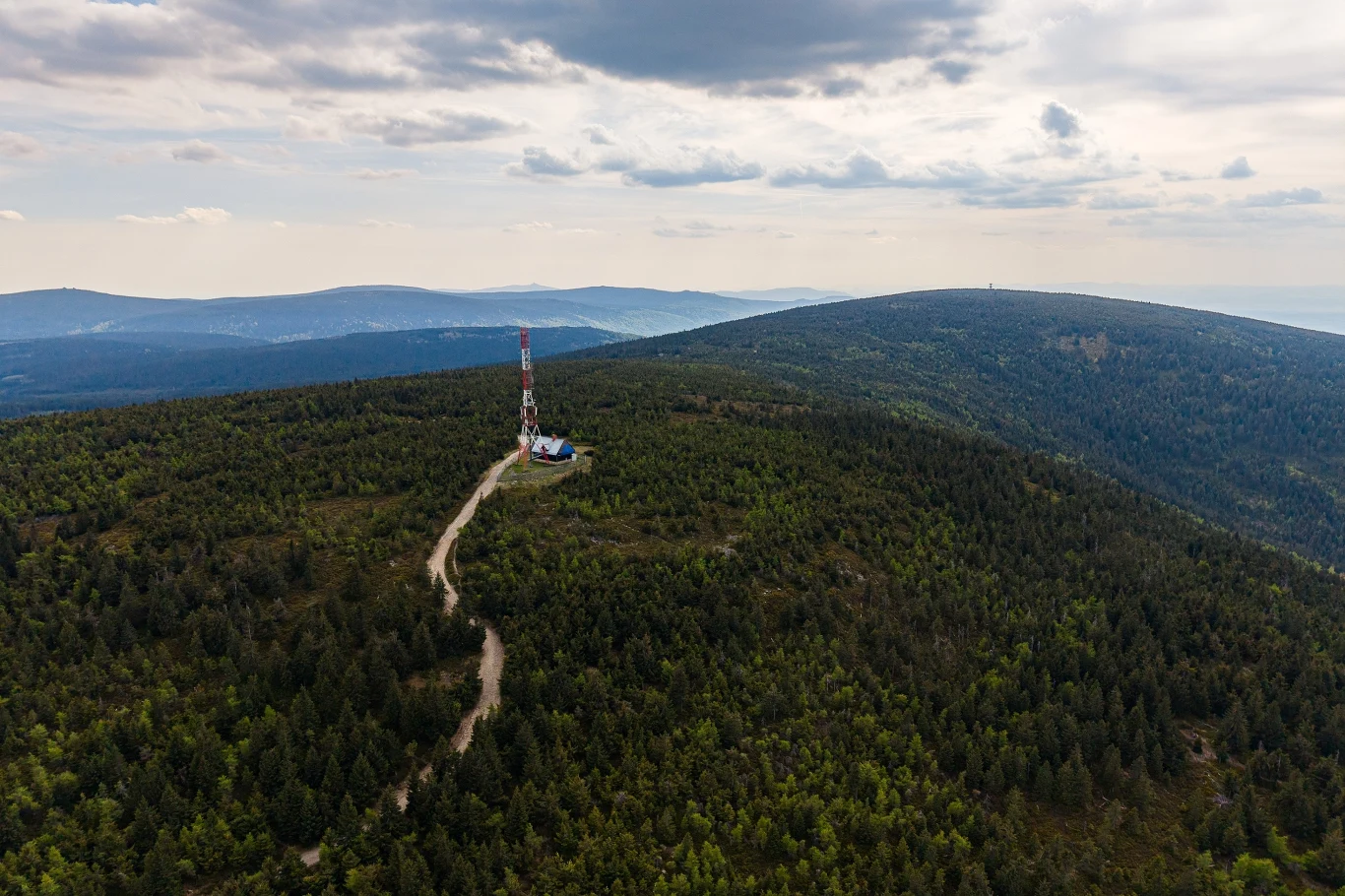 Szlak w Sudetach w sam raz na jesienną wycieczkę. Malowniczy i do tego nietrudny.