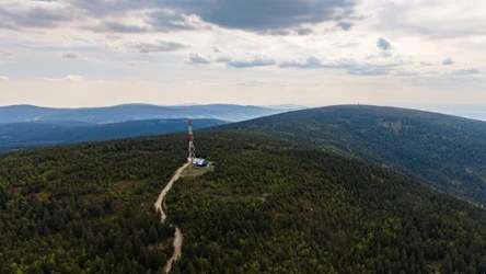 Szlak w Sudetach w sam raz na jesienną wycieczkę. Malowniczy i do tego nietrudny.