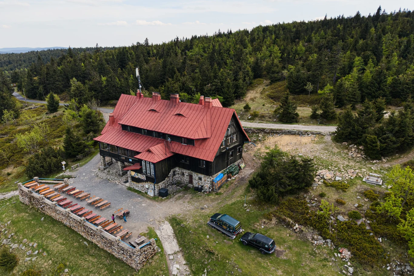 Na Stóg Izerski można wyjechać również kolejką gondolową niemal pod samo schronisko górskie. 