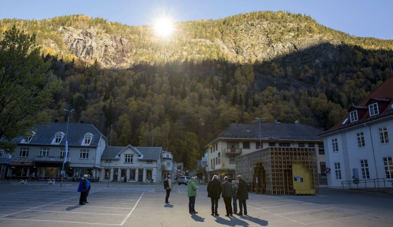 Zainstalowane na szczycie lustra rozświetlają Rjukan