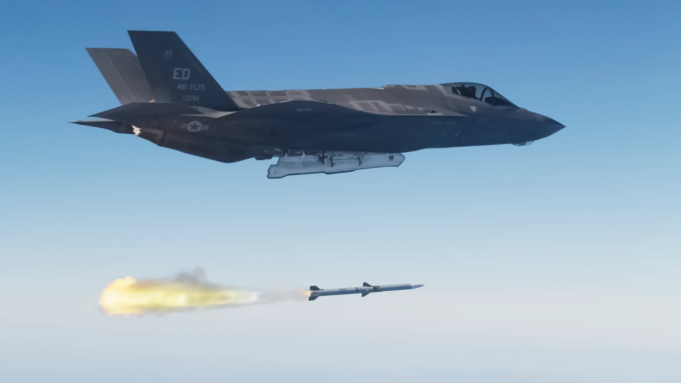 Zakup kluczowych pocisków dla polskich F-35 wstrzymany. Czy wydaliśmy miliardy na bezzębne myśliwce? Nowoczesny myśliwiec wojskowy F-35 wystrzeliwujący rakietę powietrze-powietrze na tle nieba, widoczny moment odpalenia pocisku i wypuszczenia dymu z silnika rakiety.