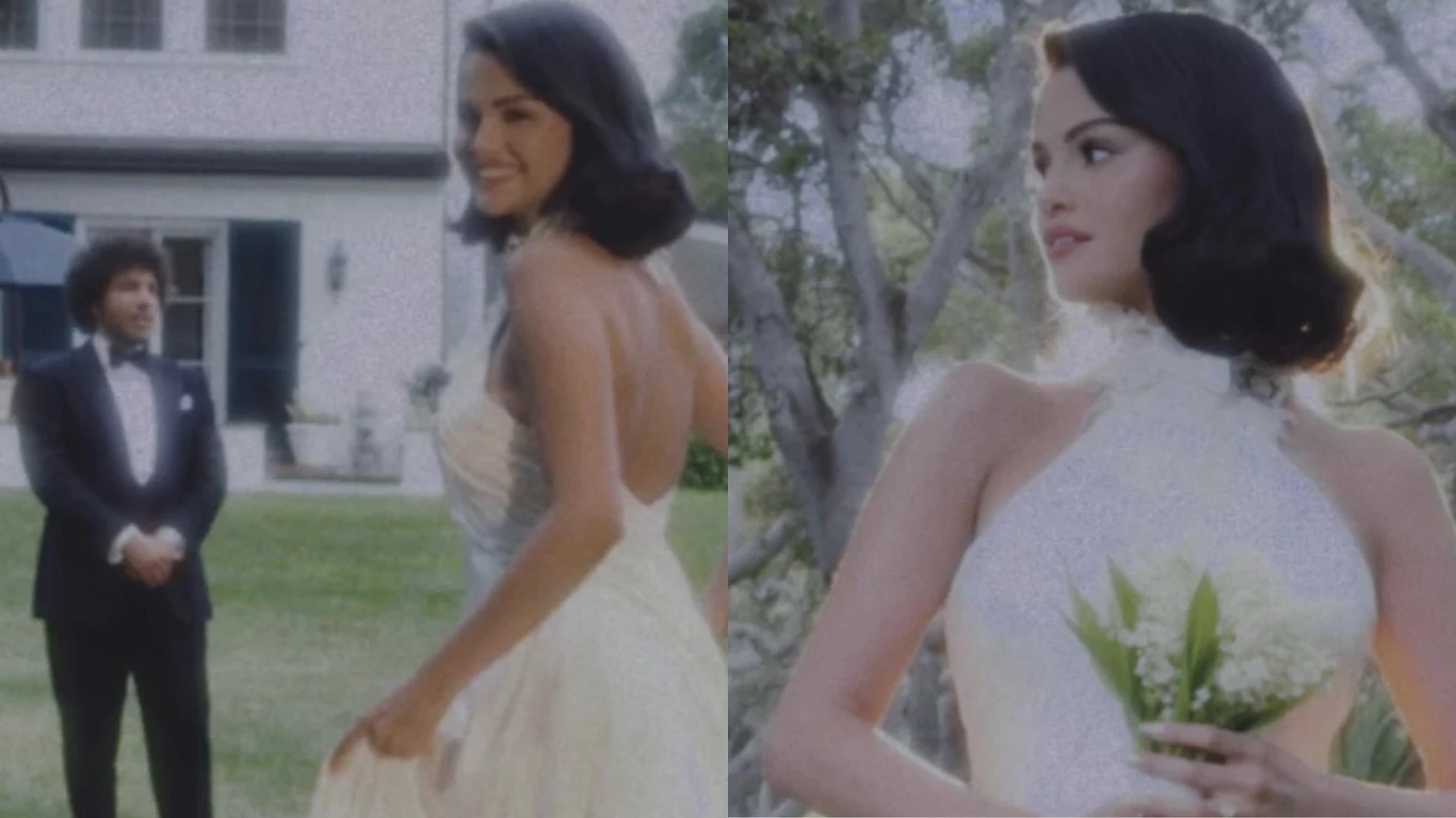 Zdjęcia ze ślubu Seleny Gomez i Benny'ego Blanco Kobieta w eleganckiej białej sukni trzymająca bukiet kwiatów stoi na zewnątrz. W tle widać mężczyznę w smokingu oraz fragment domu, całość utrzymana w jasnej, romantycznej stylistyce.