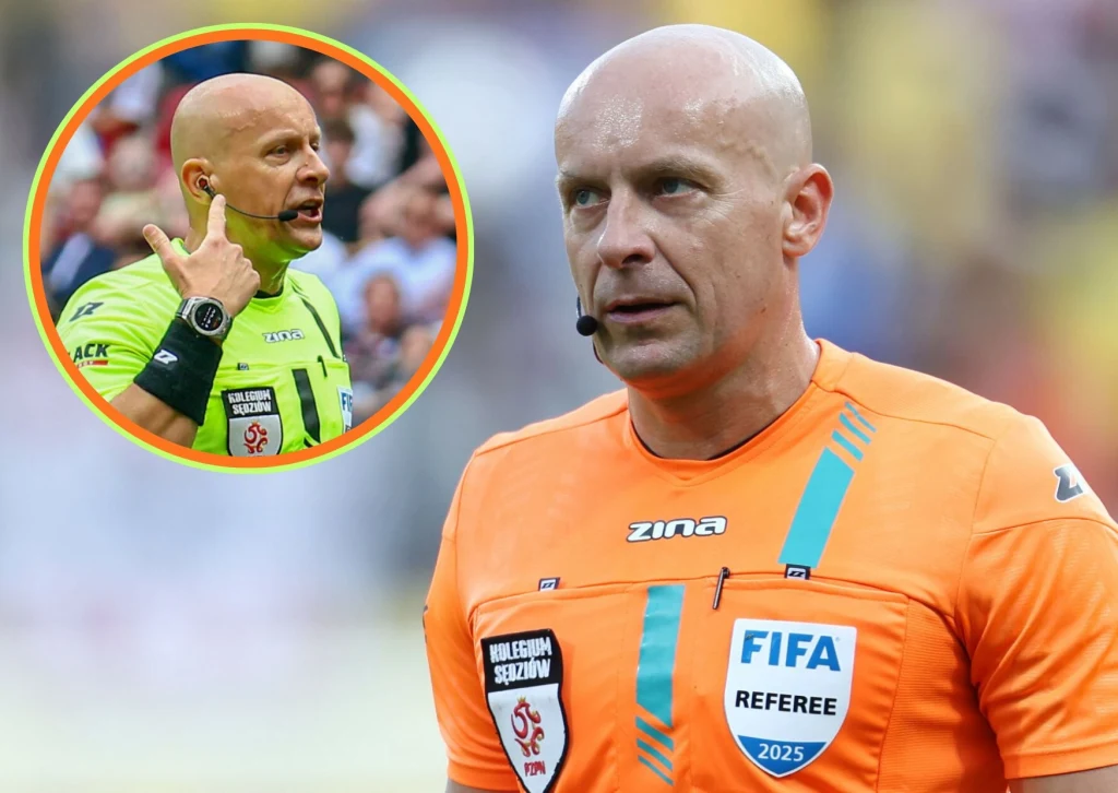 Sędzia piłkarski w pomarańczowym stroju z odznaką FIFA Referee 2025 podczas meczu, w tle okrągłe wstawienie z tym samym sędzią w jaskrawozielonej koszulce podczas pracy na boisku, obaj z mikrofonem przy uchu.