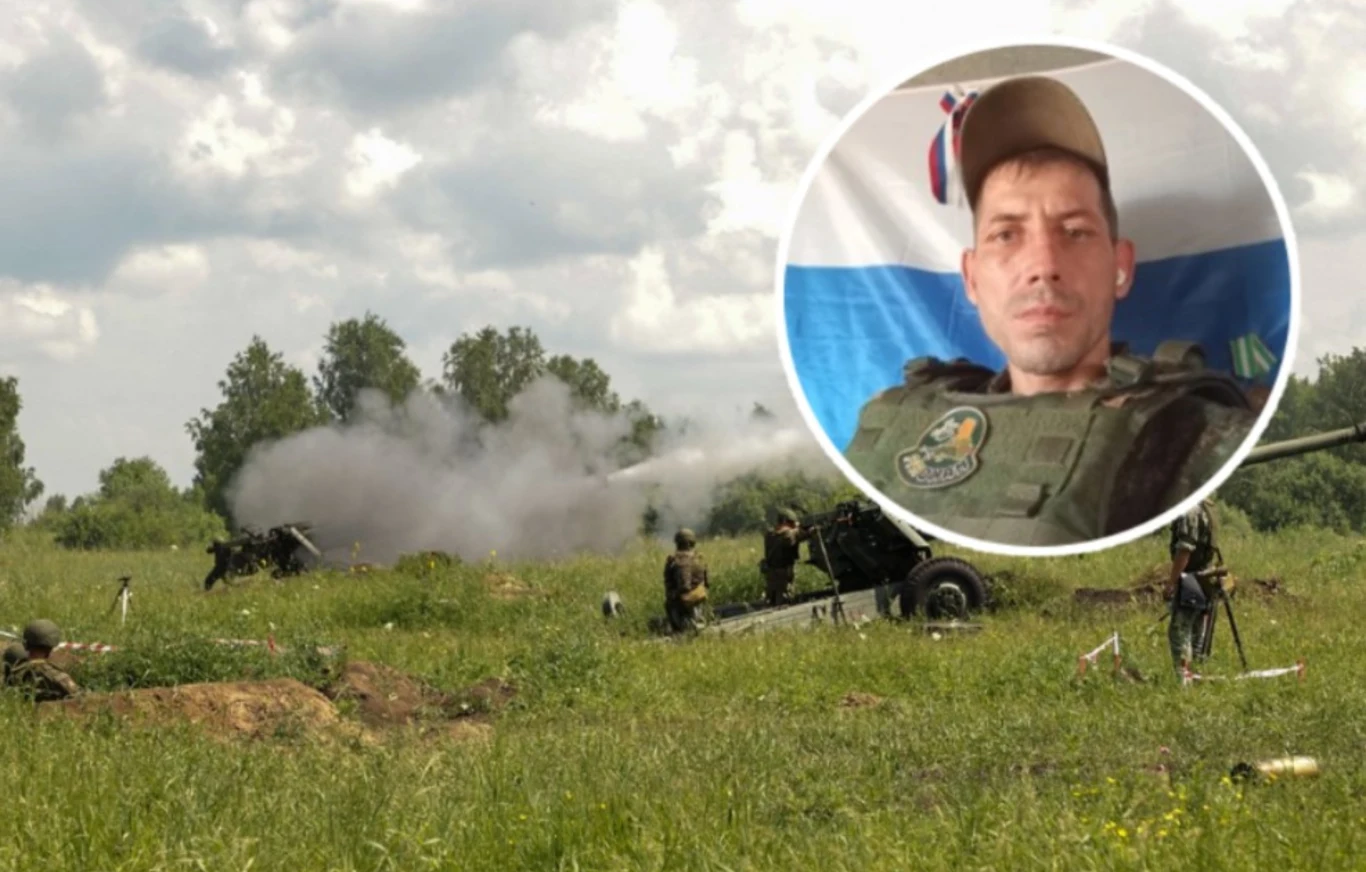 Wojna w Ukrainie. Iwan Grebennikow po powrocie z niewoli trafił na front Żołnierze obsługujący artylerię na polu w trakcie oddawania strzału, w tle drzewa i unoszący się dym; w kole nałożonym na zdjęcie portret żołnierza w mundurze na tle niebiesko-białej flagi.