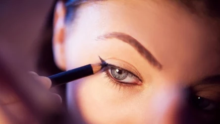 Z prostymi trikami kreska eyelinerem wytrzyma cały dzień