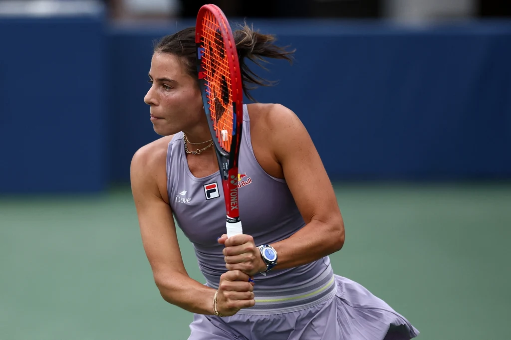 Emma Navarro będzie przeciwniczką Igi Świątek w IV rundzie China Open 2025 Tenisistka w sportowym stroju z rakietą w rękach podczas intensywnej akcji na korcie, skupiona na grze, w tle nieostre trybuny.