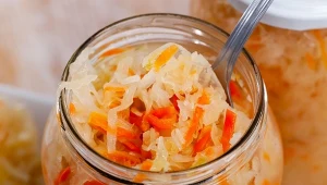 Kiszona kapusta to świetny dodatek do obiadu w sezonie jesienno-zimowym, bo wzmacnia odporność i pomaga chronić się przed przeziębieniem