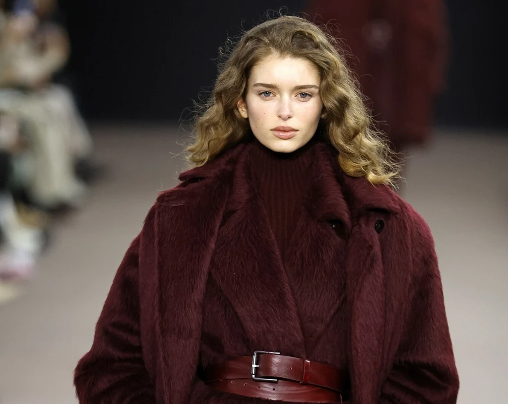 Jesień 2025 należy m.in. do bordo. Płaszcz w tym kolorze idealnie uzupełni rozmaite stylizacje Jesień 2025 należy m.in. do bordo. Płaszcz w tym kolorze idealnie uzupełni rozmaite stylizacje