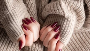 Sekret elegancji i zmysłowości? To Deep Burgundy na paznokciach