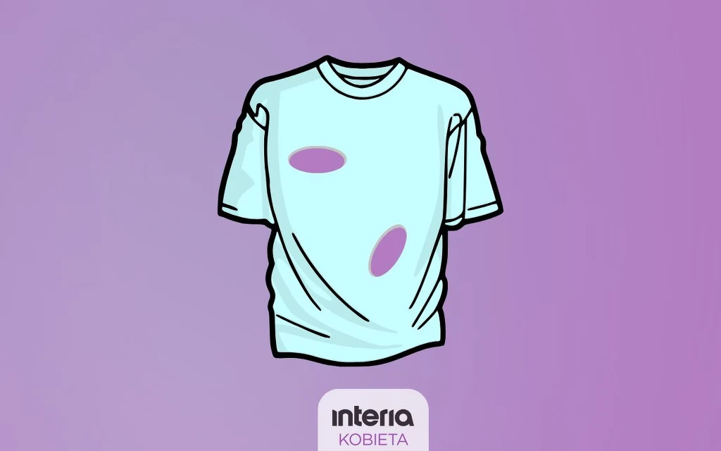 Biała koszulka z widocznymi dwoma fioletowymi plamami na tle fioletowego gradientu, w dolnej części logo 'interia kobieta'.