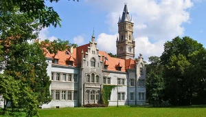 Pałac jak z filmów Disneya. Urokliwe wieżyczki i bajkowe komnaty zachwycają