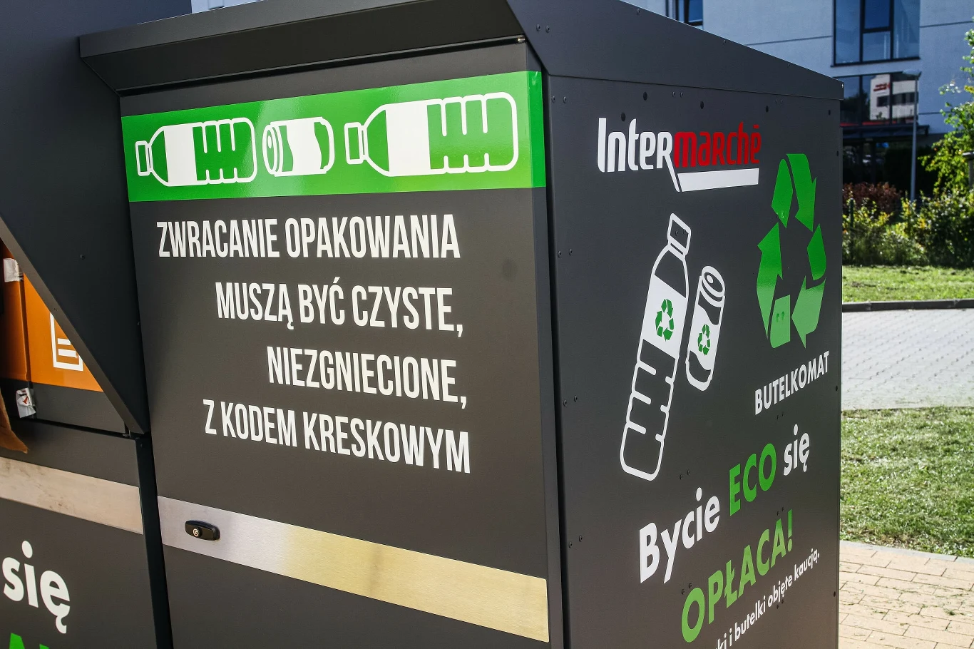 Od października do każdego napoju w plastikowej butelce, puszce aluminiowej lub szklanej butelce wielorazowej może być doliczana kaucja. Od października do każdego napoju w plastikowej butelce, puszce aluminiowej lub szklanej butelce wielorazowej może być doliczana kaucja.