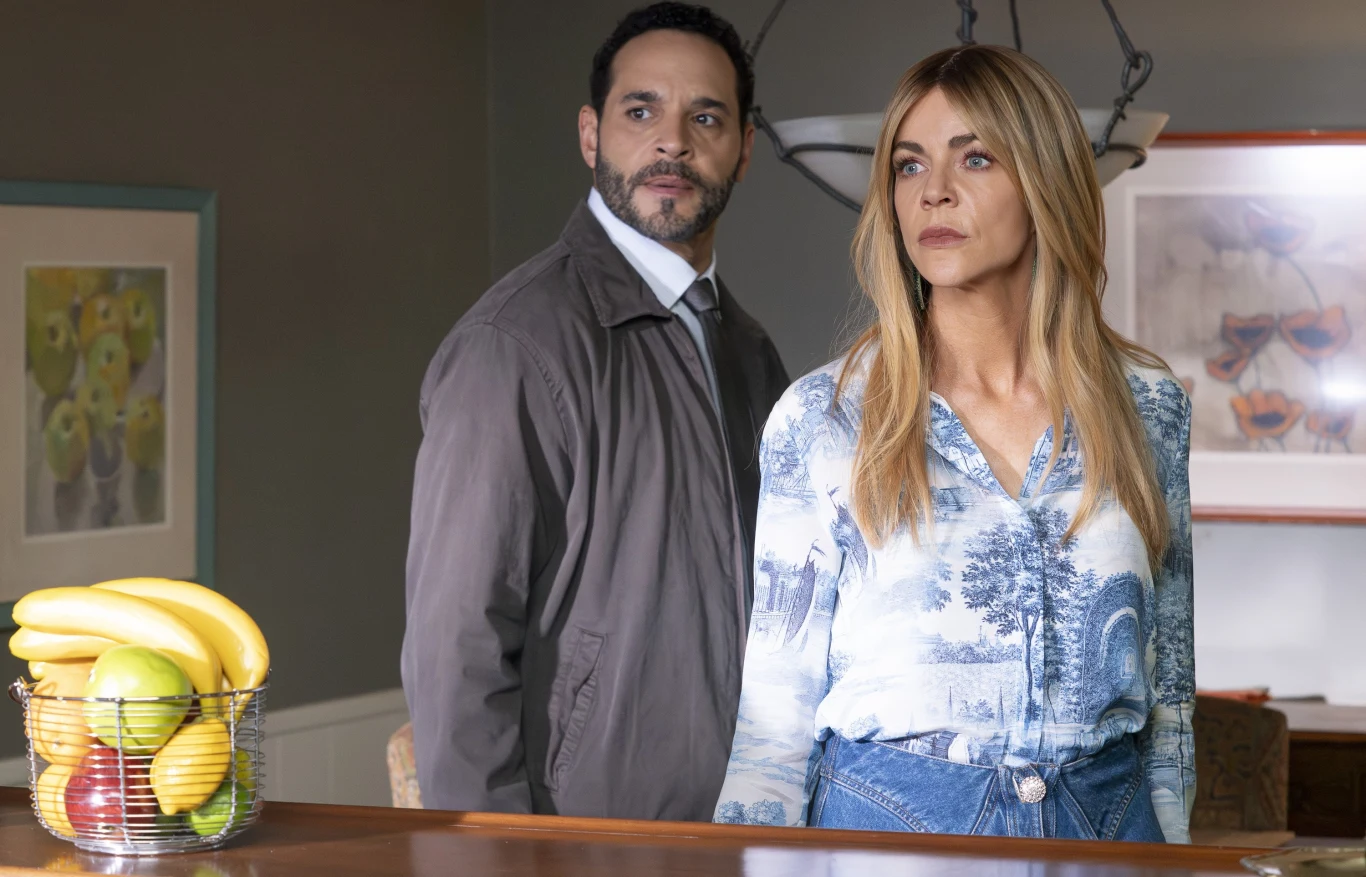 Występują: Kaitlin Olson jako Morgan, Daniel Sunjata jako Karadec, Javicia Leslie jako Daphne, Deniz Akdeniz jako Lev "Oz" Ozdil, Amirah J jako Ava, Matthew Lamb jako Elliot, Steve Howey jako Nick Wagner i Judy Reyes jako Selena. Dwie osoby, mężczyzna w szarej kurtce i kobieta w jasnej bluzce z nadrukiem, stoją przy blacie kuchennym. Na blacie stoi szklana misa z owocami, w tle widać dwa obrazy oraz lampę wiszącą pod sufitem.