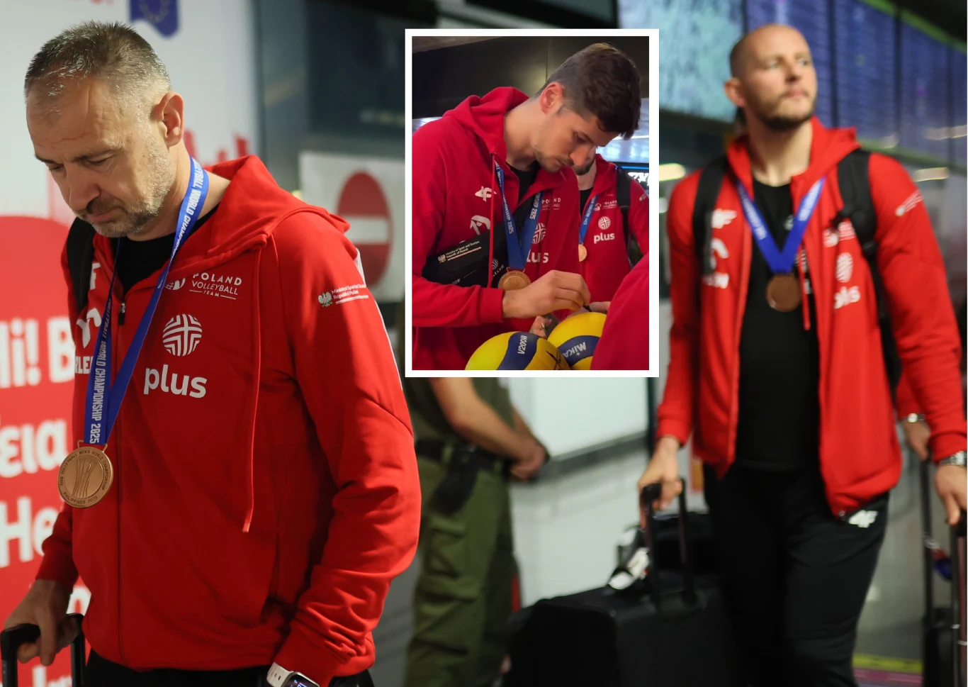 Polscy siatkarze na Okęciu Dwóch mężczyzn ubranych w czerwone bluzy reprezentacji Polski z medalami na szyi, jeden z nich niesie walizkę, drugi patrzy w dół; w centralnej części zdjęcia znajduje się wstawka z trzecim mężczyzną, podpisującym piłki siatkowe.